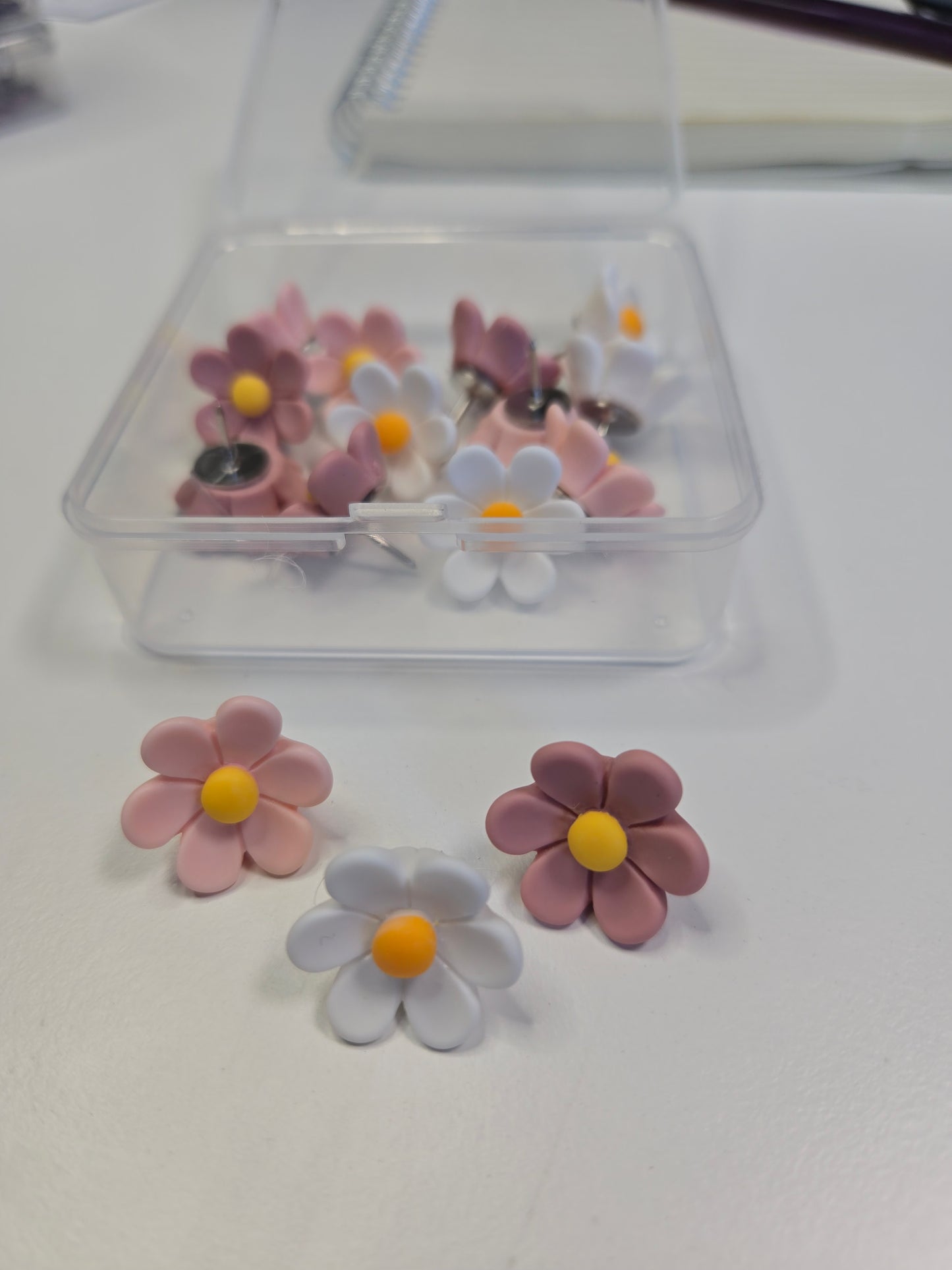 Resin Daisy Push Pin Set – 15 Mini Floral Thumbtacks (Pink & White Mix)